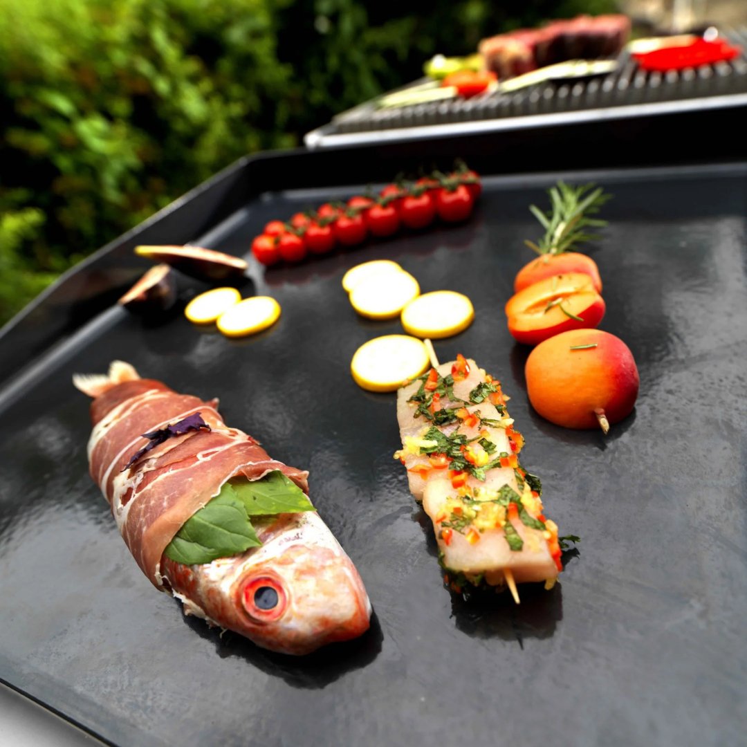 Lacanche Open&#39; Cook - 700mm Wide Integrated Enamelled Plancha Hob with Lid - Outdoor - Carvers Interiors - Carvers Interior