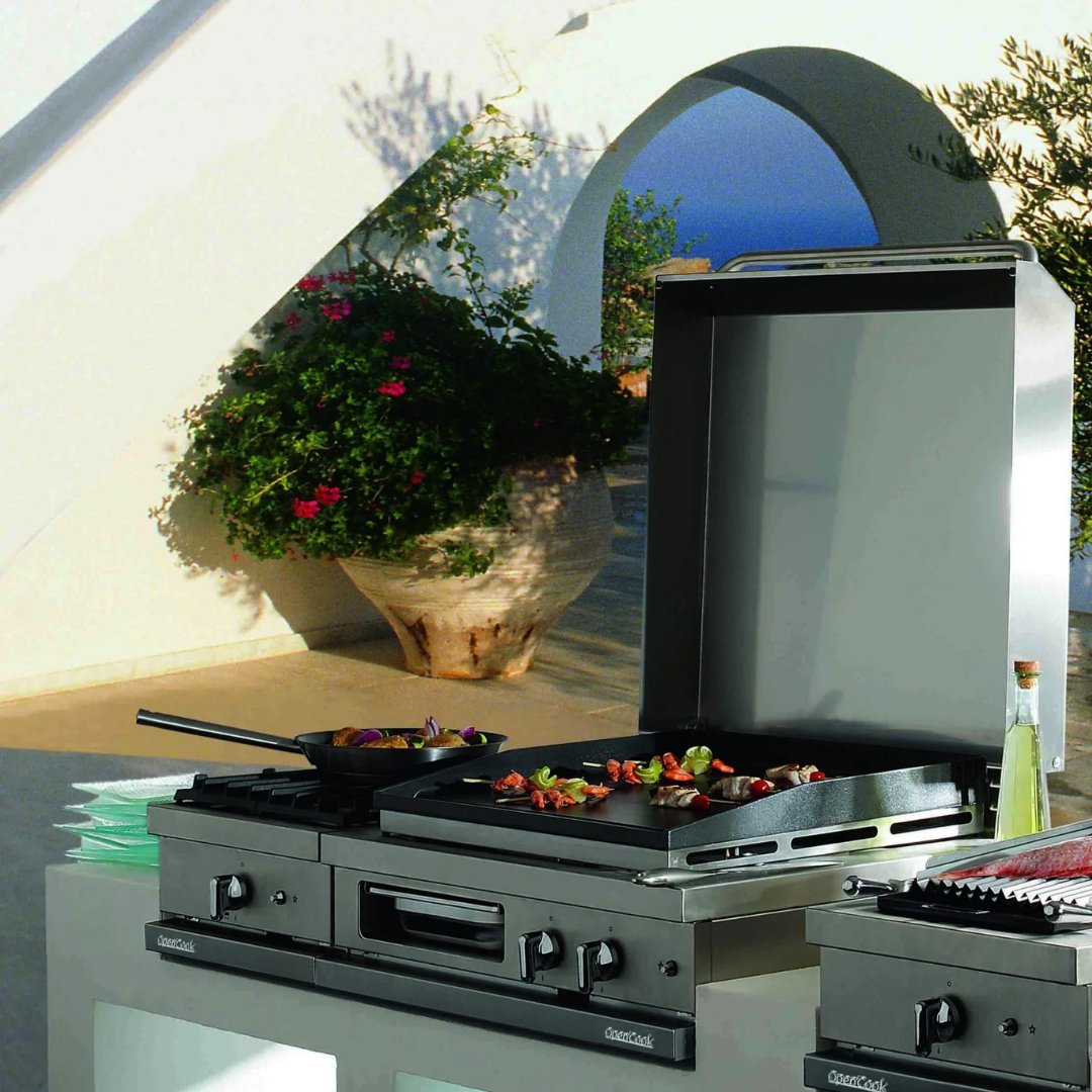 Lacanche Open&#39; Cook - 700mm Wide Integrated Enamelled Plancha Hob with Lid - Outdoor - Carvers Interiors - Carvers Interior