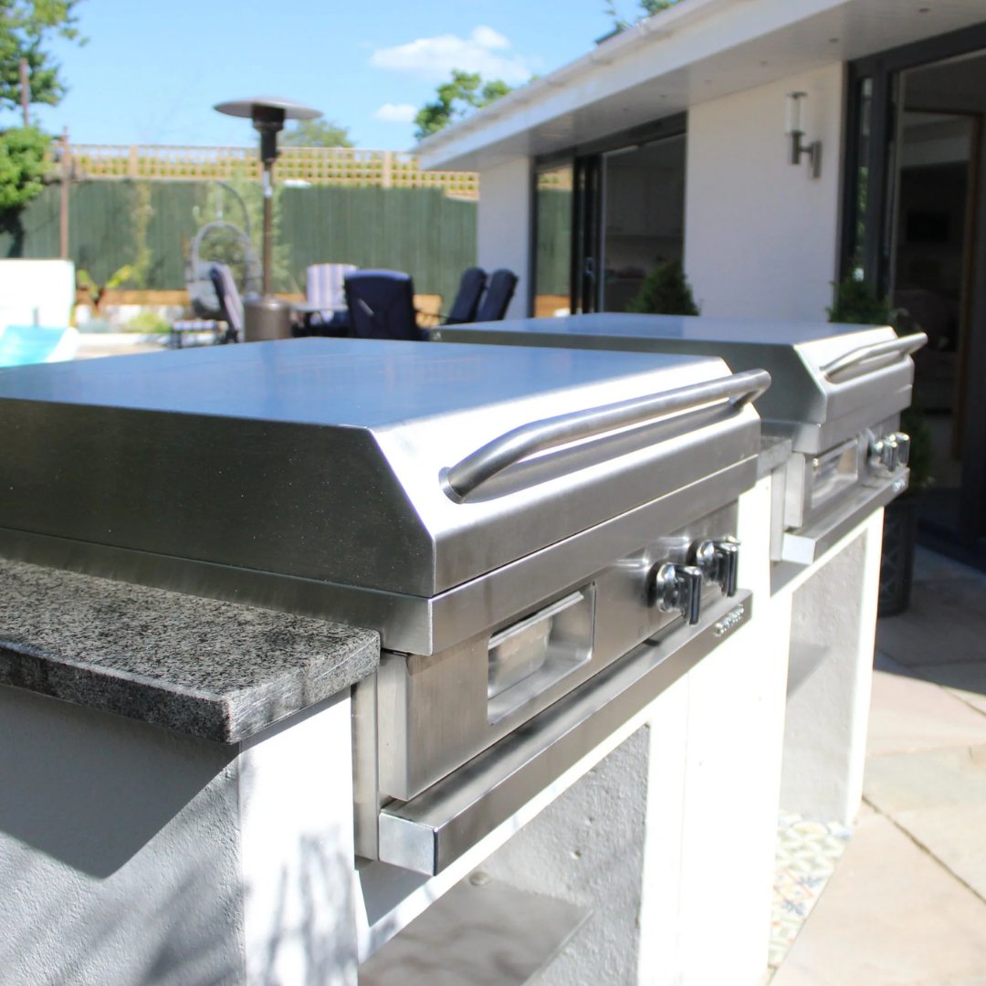 Lacanche Open&#39; Cook - Integrated Gas Plancha and 3kW Burners Hob with Lid - Outdoor - Carvers Interiors - Carvers Interior